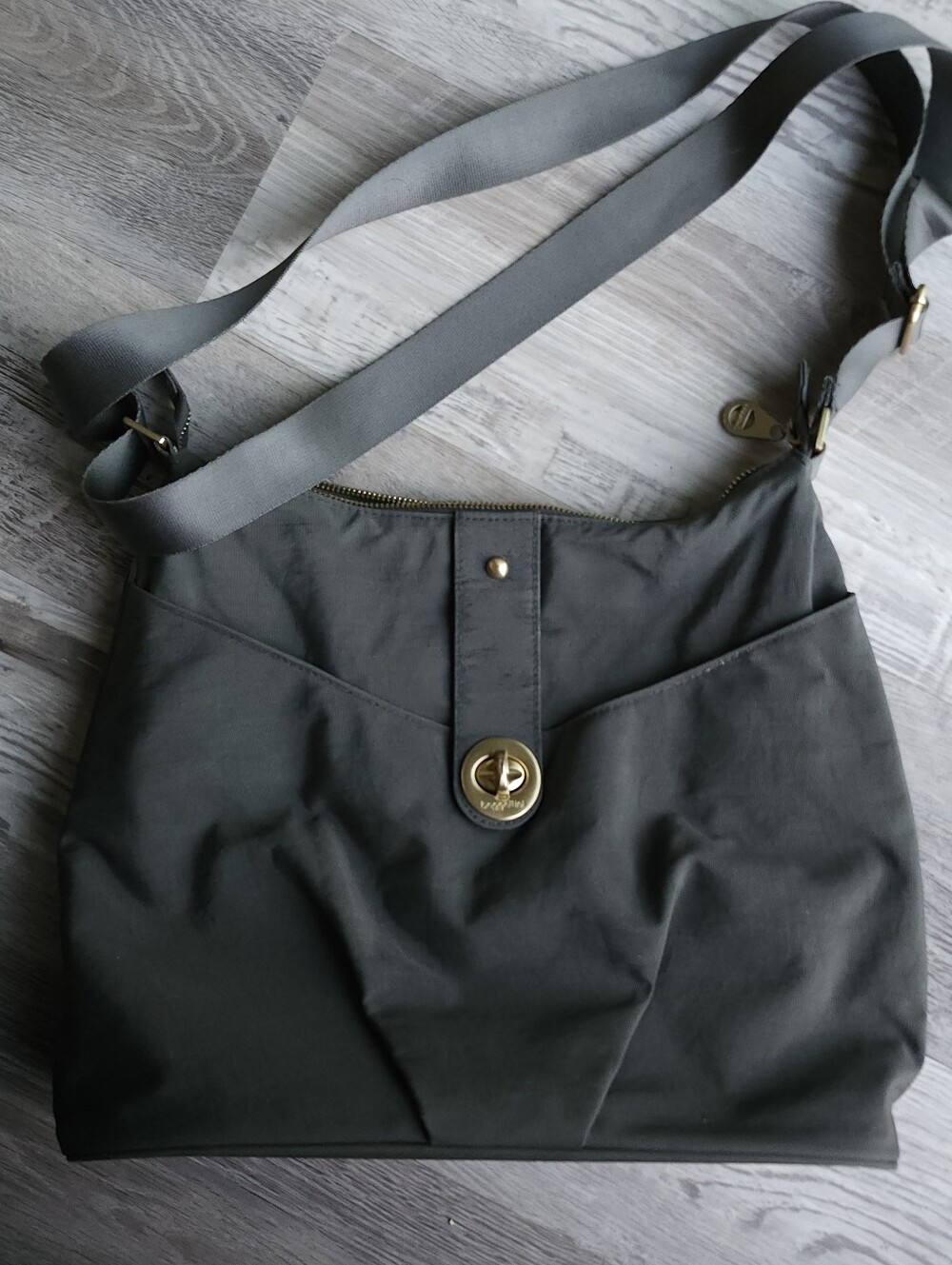 Baggallini Helsinki Crossbody Travel Bag Gray Gold Hardware RFID Wristlet